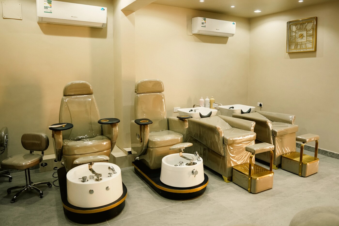 Ellé Égante Spa interior with luxury pedicure chairs and professional hair wash stations